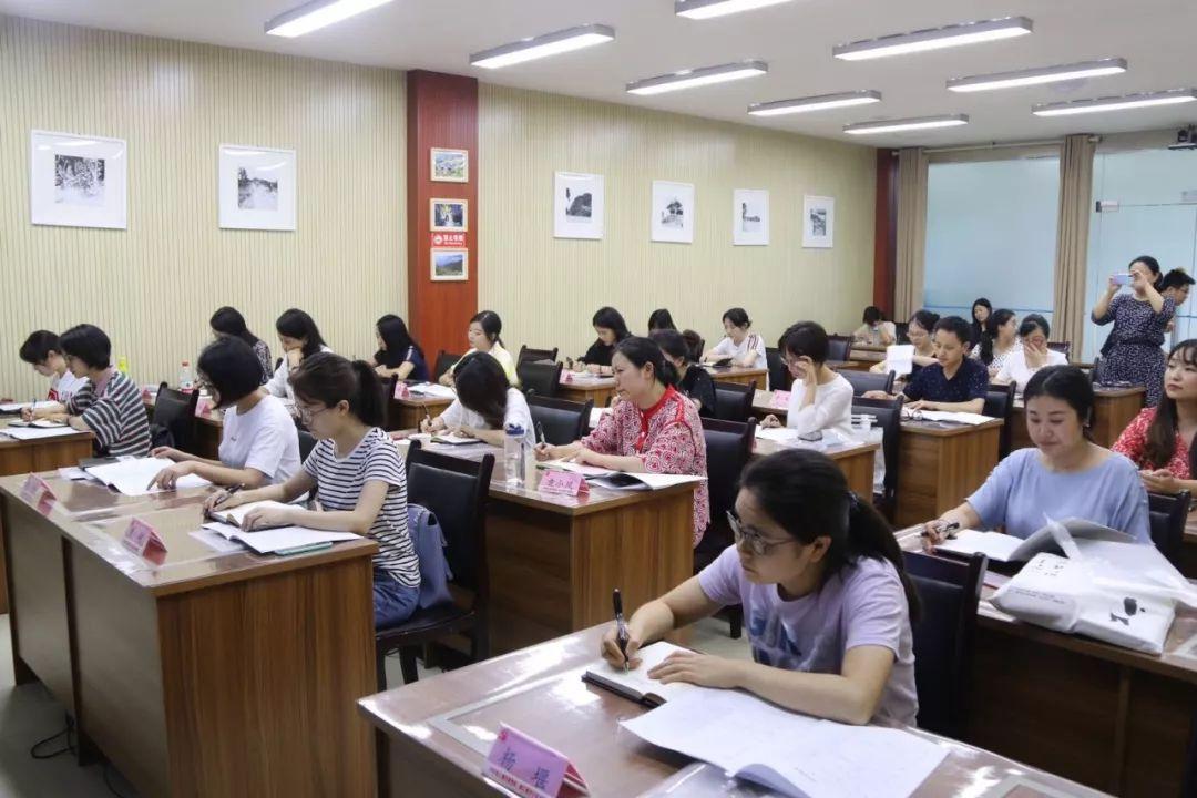 想学商务英语选哪个培训班好一点男生学商务英语有前途吗
